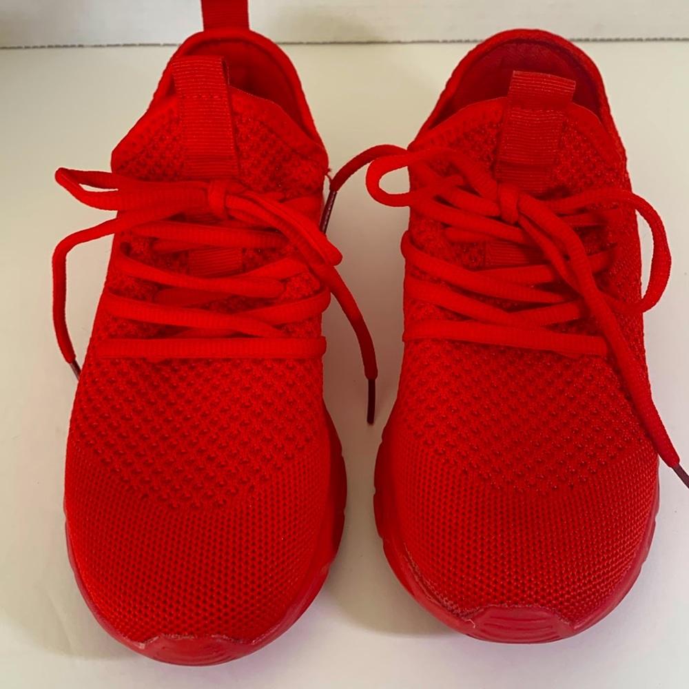 Red tenis shoes size 39